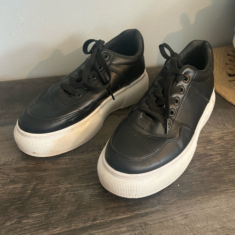 Ideal Shoes black lace-up platform sneakers